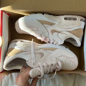 Brand New Women’s Nike Airmax size 11